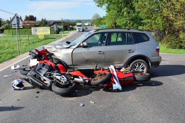Dwaj motocykliści ranni po zderzeniu z osobówką