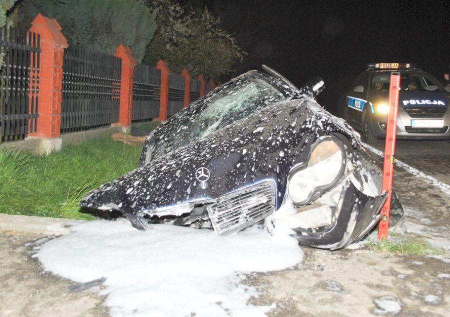 Tragedia w Pełkiniach. Nie żyje kierowca mercedesa
