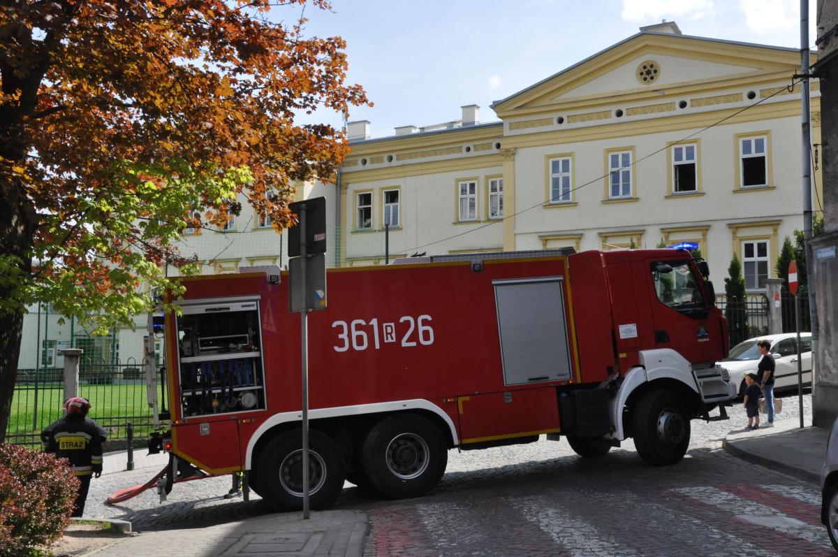 Paliło się w Szkole Podstawowej nr 11. Uczniowie ewakuowani [ZDJĘCIA]