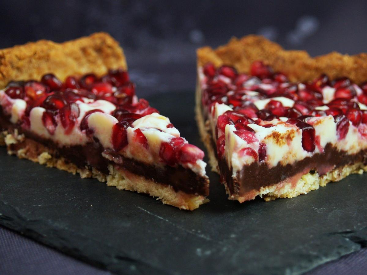 Tarta z podwójnie czekoladową masą i granatem