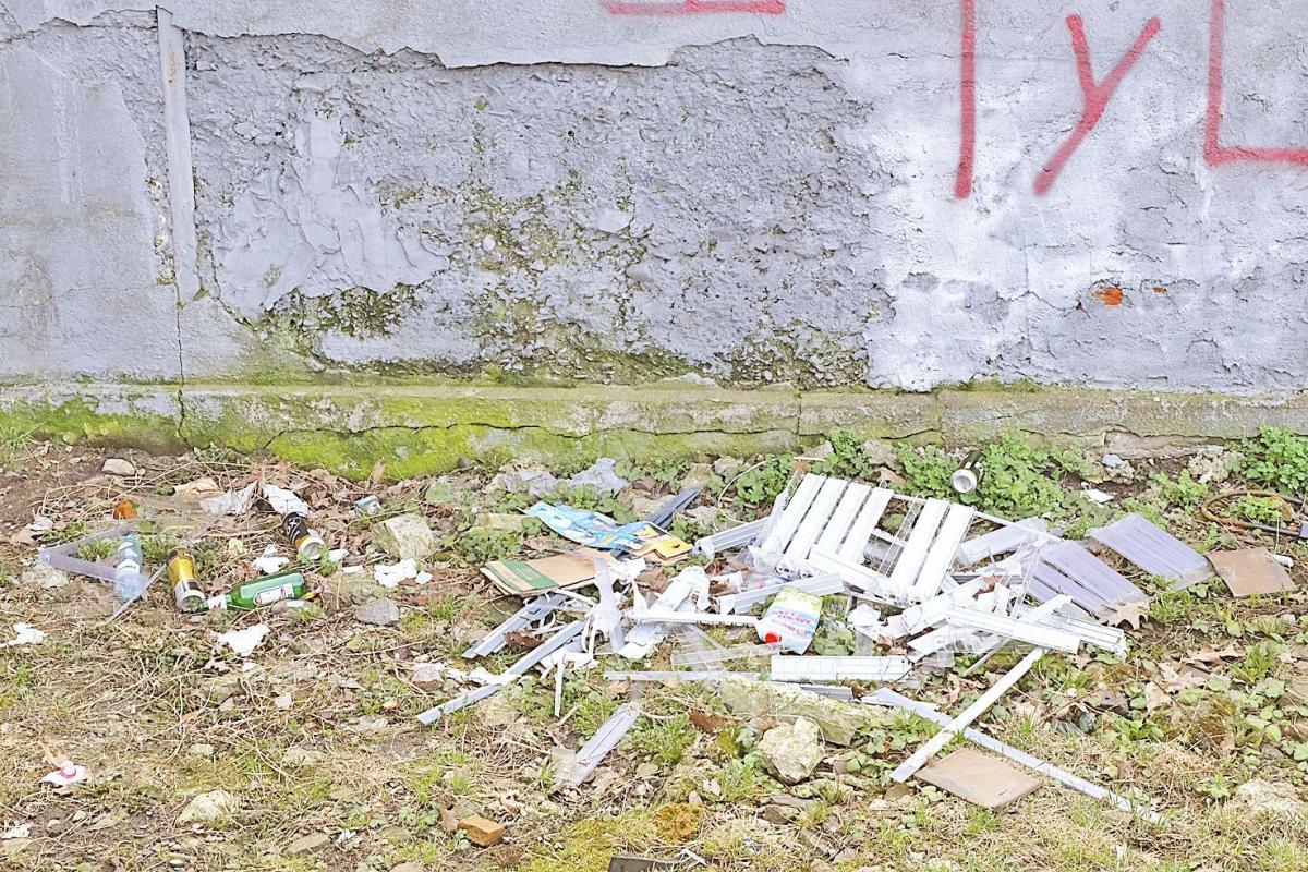 Okiem czepialskiego: sterta śmieci – piękna wizytówka przy Moście Kamiennym