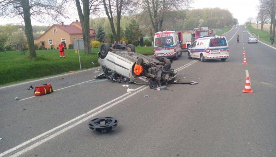 33-latka wypadła z drogi i dachowała