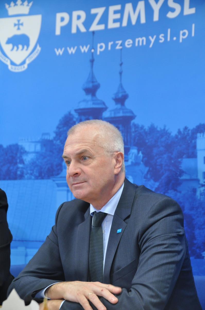 Samorządowcy mają zarabiać mniej. Przeciętnie o ok. 1,5 tys. zł