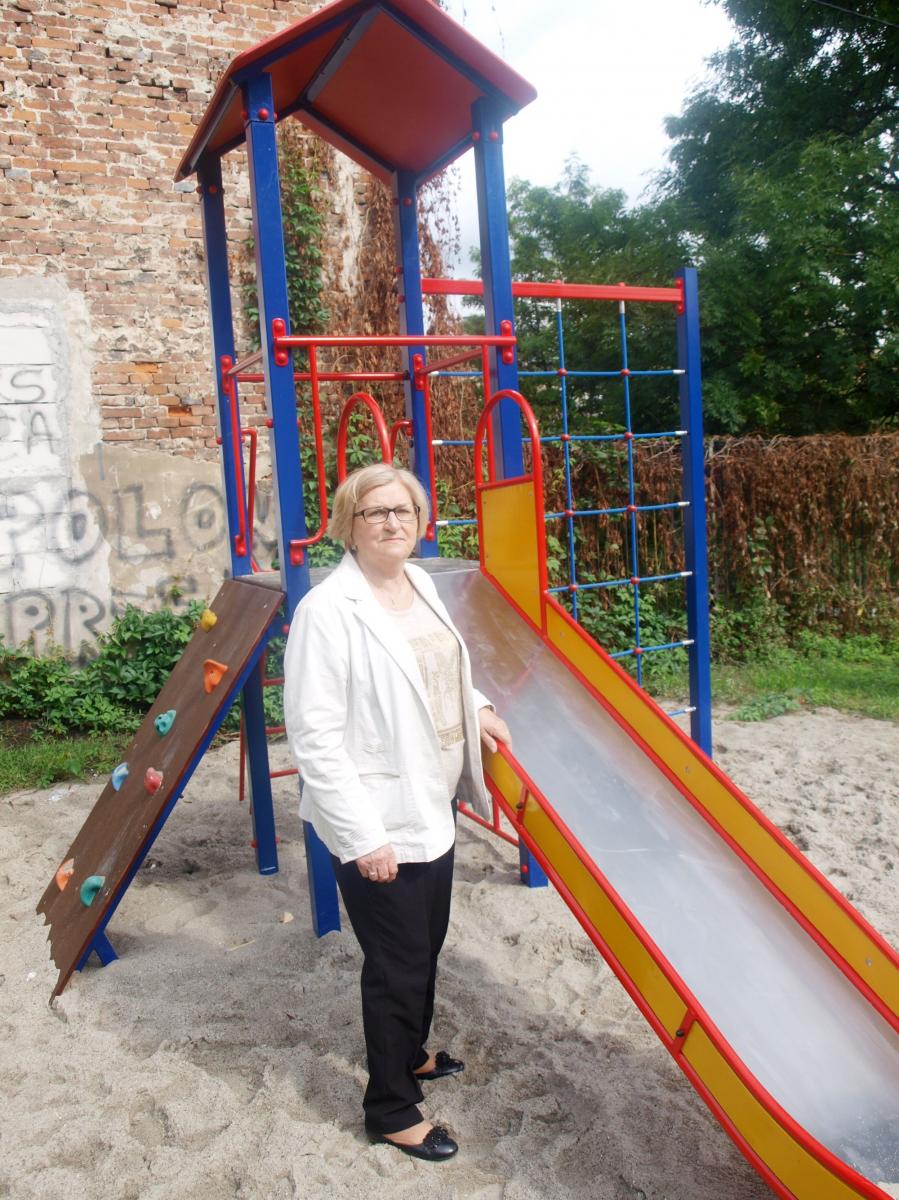 Mamy z wózkami wchodzą na plac zabaw przy Tuwima przez… dziurę!