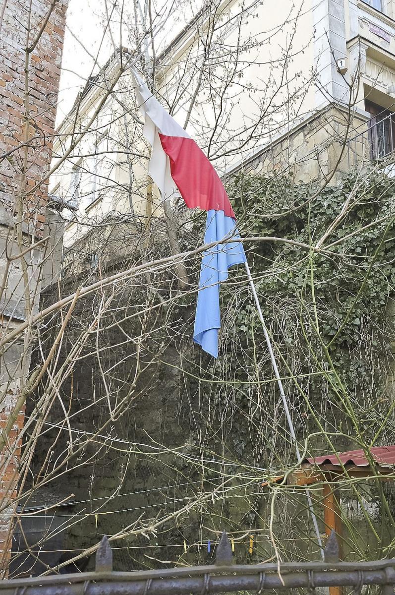 Okiem czepialskiego: 30 tys. zł na flagi, a tu...