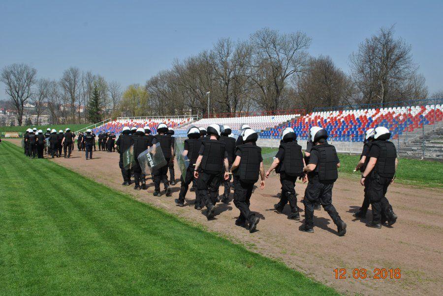 Policjanci ćwiczyli na stadionie Polonii [ZDJĘCIA]