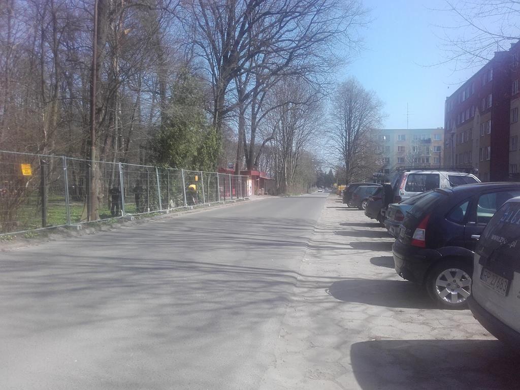 Mieszkańcy dążą do usunięcia starych bud