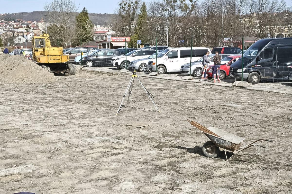 Nareszcie ruszył remont parkingu na Rybim Placu 