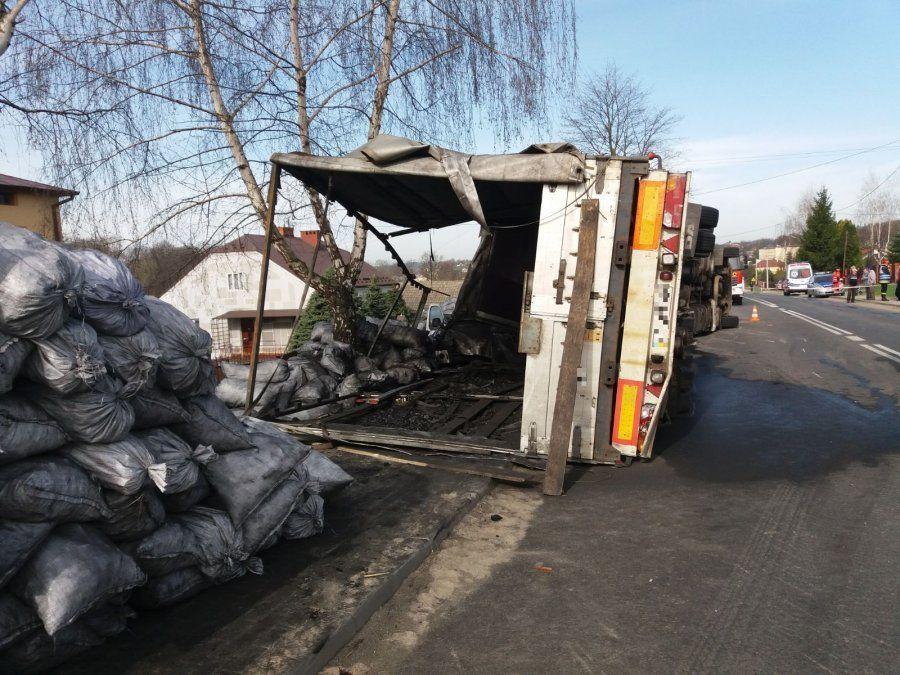 Citroen przygnieciony między naczepami tira. DK 28 zablokowana [ZDJĘCIA]