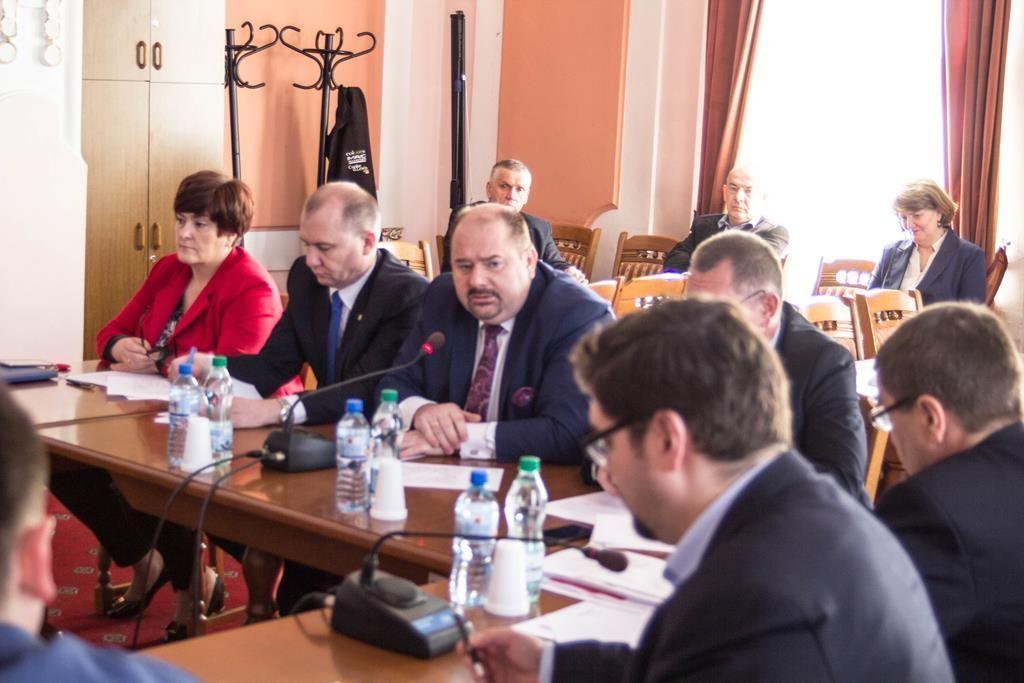 Radnym nie w smak odgrzewane kotlety burmistrza