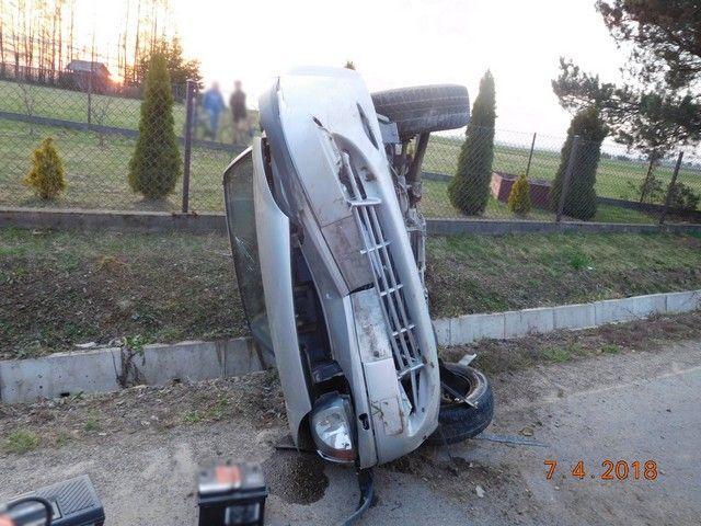 Ford zawisł w poprzek rowu. Kierowca z 2,4 promila