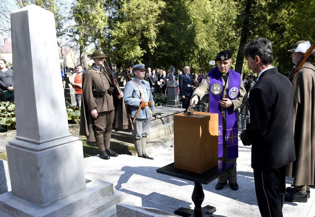 Szczątki starszego sierżanta Nuckowskiego spoczęły przy pomniku