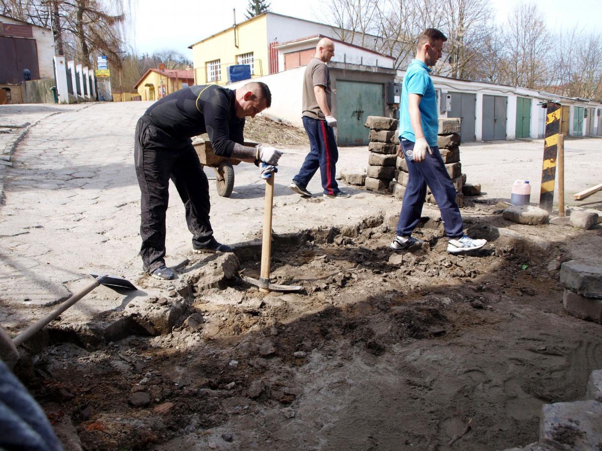 Osadzeni remontują drogę do przedszkola i LOK-u