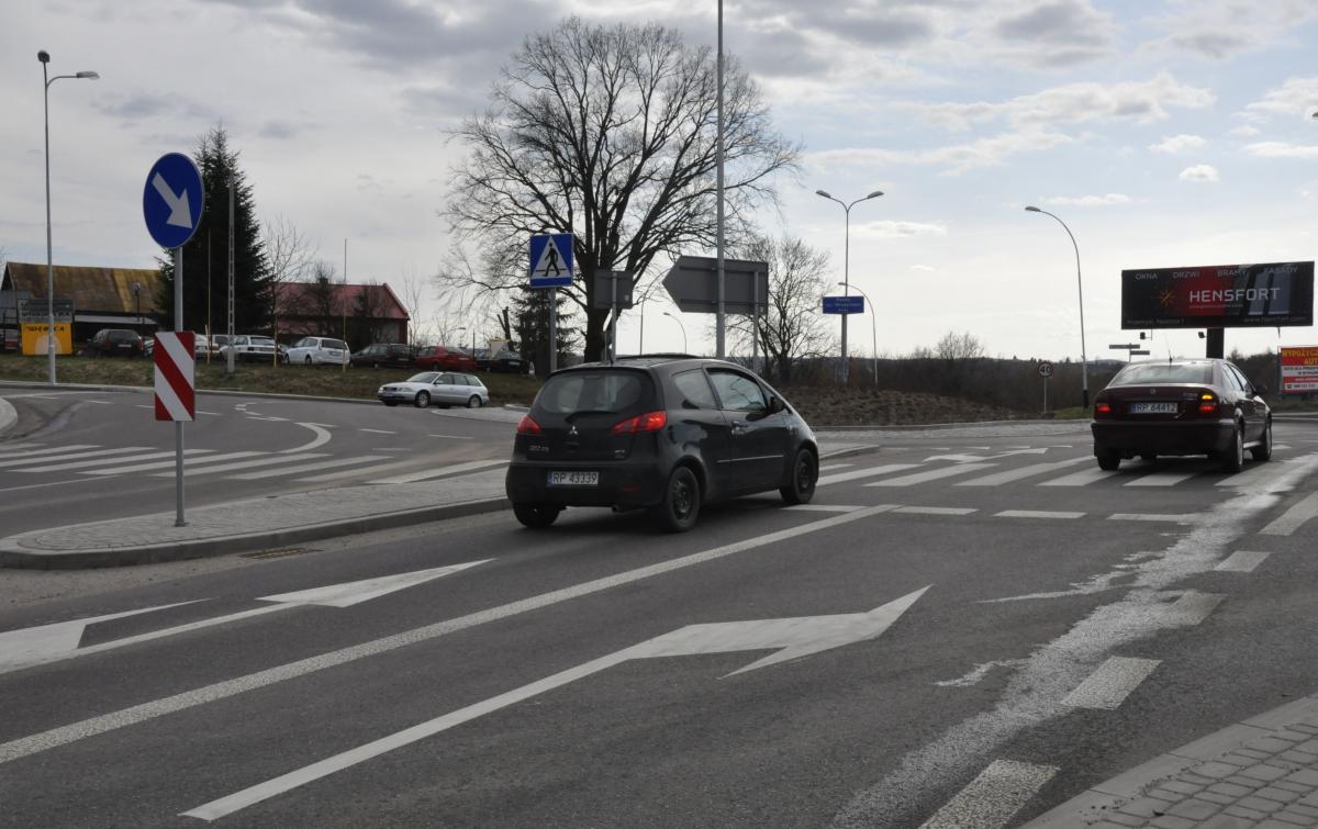 Kiedy na rondzie włączać kierunkowskaz?