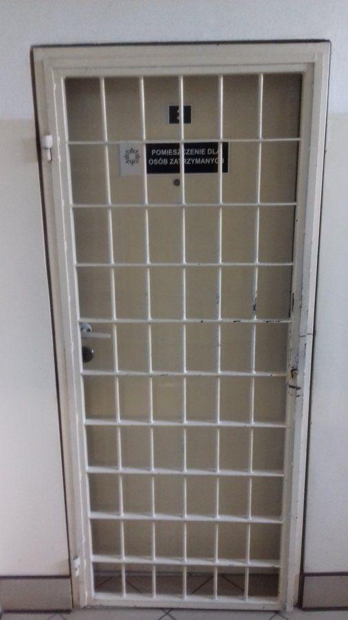 Damski bokser z nakazem opuszczenia domu