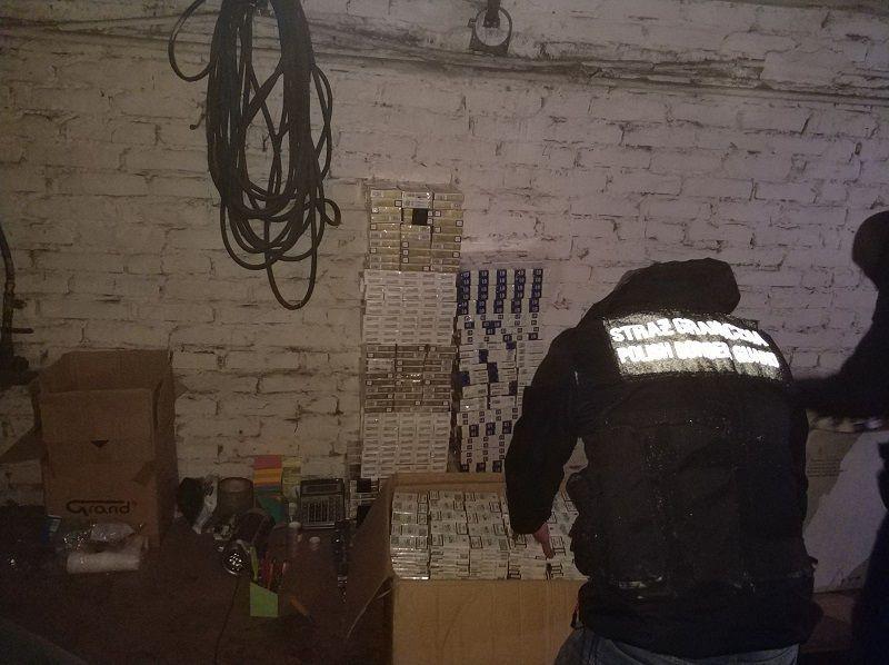 Posiadaną kontrabandę próbował spalić w piecu. Ubiegli go pogranicznicy