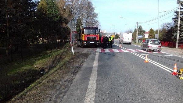 Tragedia na drodze. 18- i 85-latek zginęli pod kołami ciężarówek [ZDJĘCIA]