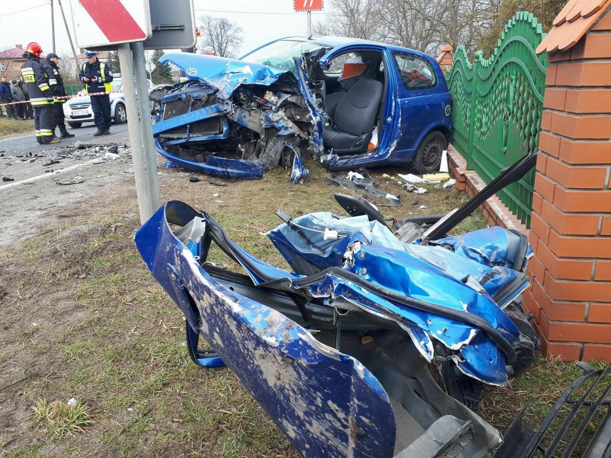 Czołowe zderzenie pojazdów. 3 osoby poszkodowane [ZDJĘCIA]