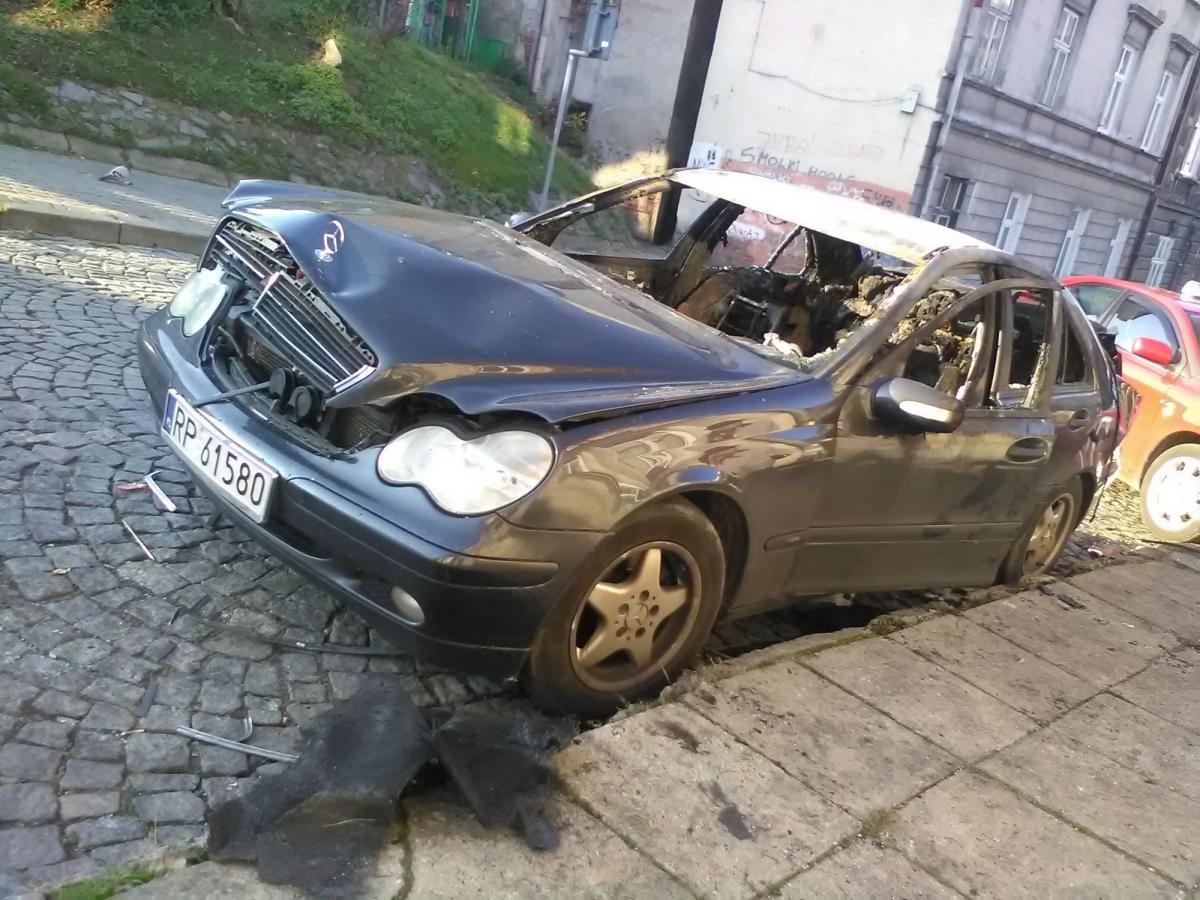 Spalone auta w Przemyślu to efekt wojny kiboli