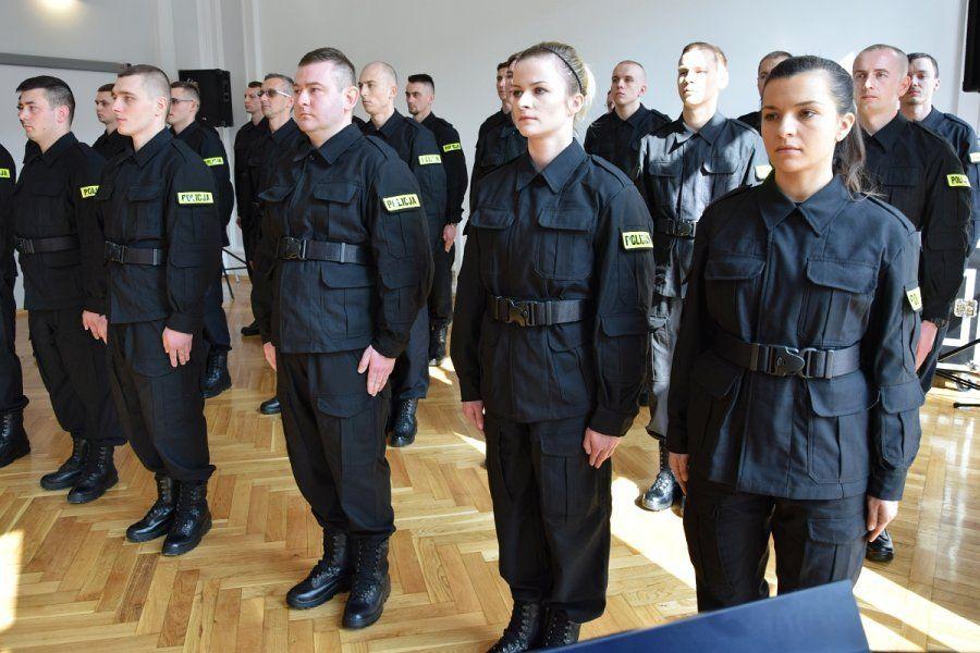 26 nowych policjantów złożyło ślubowanie [ZDJĘCIA]