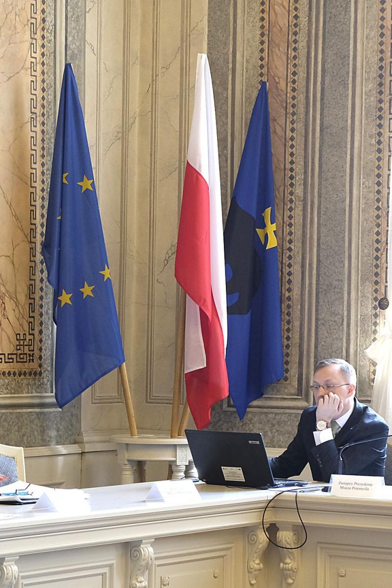 30 tys. zł na biało-czerwone flagi. Przedszkole z Dolińskiego przeniesione