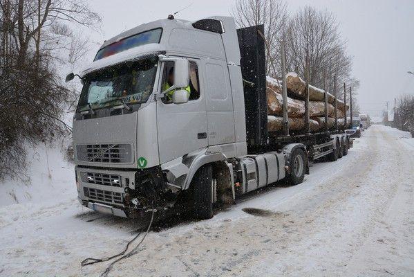 Zderzenie dacii z ciężarowym volvo. 4 osoby w szpitalu [ZDJĘCIA]