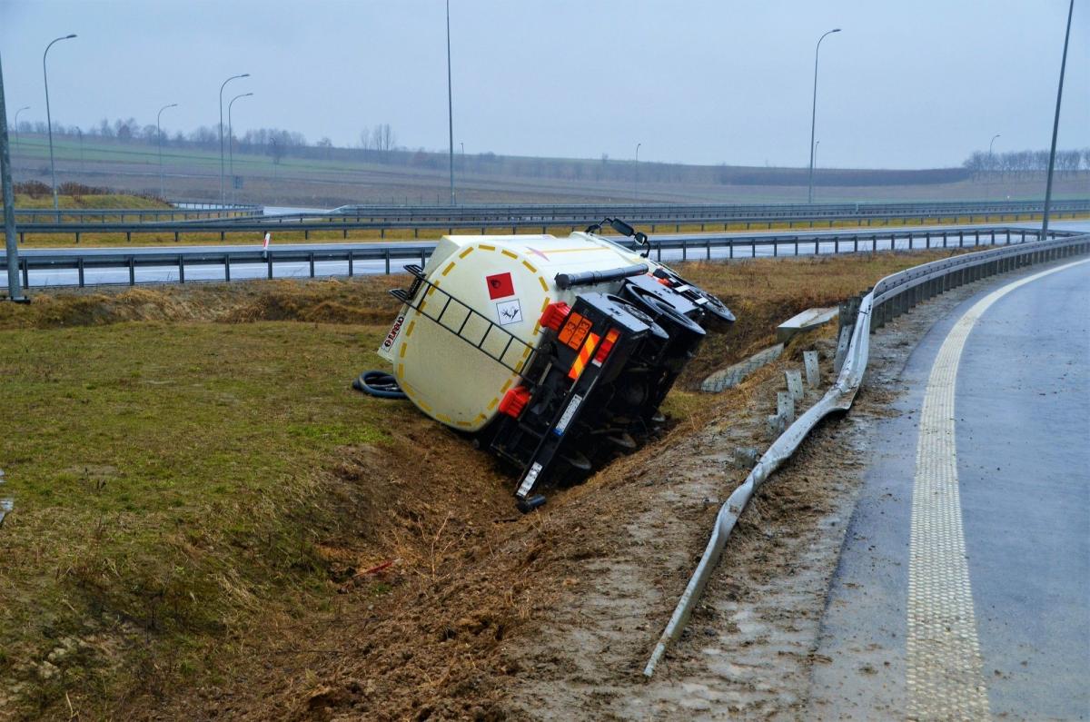 Kierowca cysterny zasnął za kierownicą? Groźna kolizja [ZDJĘCIA]