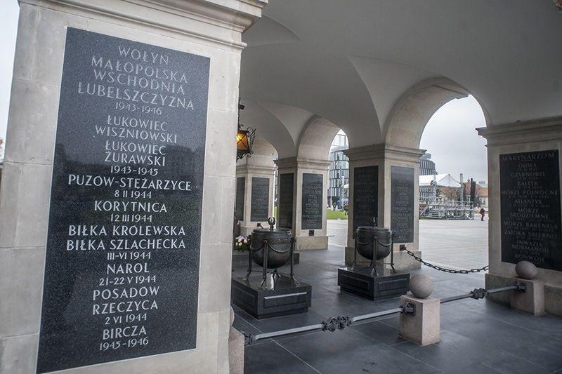 Macierewicz kazał usunąć Birczę z tablic na Grobie Nieznanego Żołnierza
