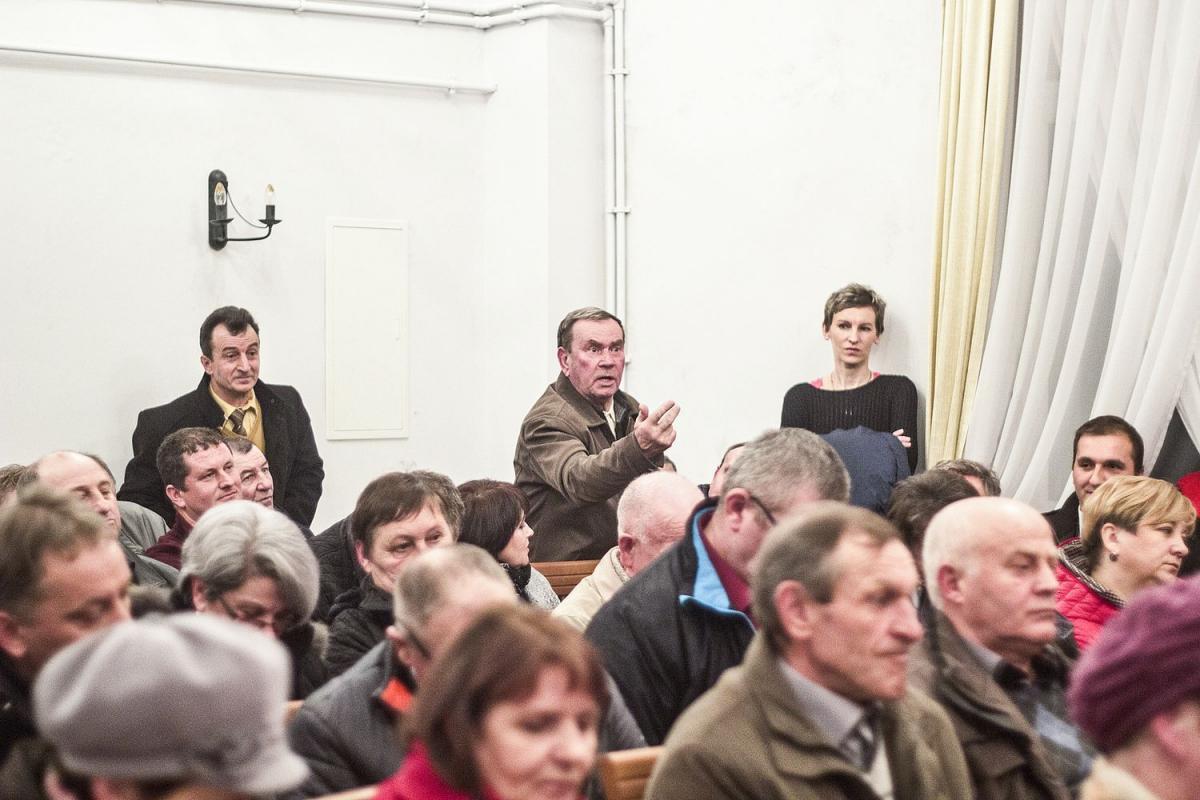 Spotkanie z burmistrzem Wosiem. Radny zgasił dyskutującym światło?