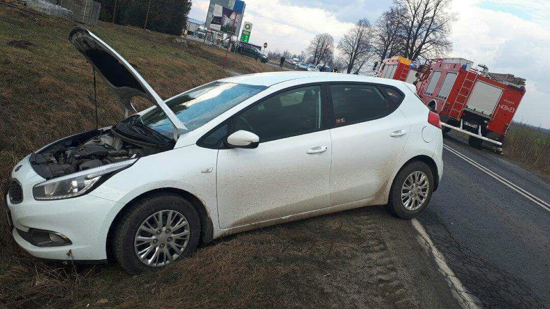 Niebezpieczna kolizja obok stacji paliw [ZDJĘCIA]