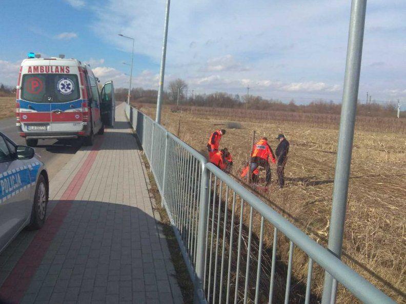 Nieprzytomnego kolegę znaleźli w przydrożnym rowie