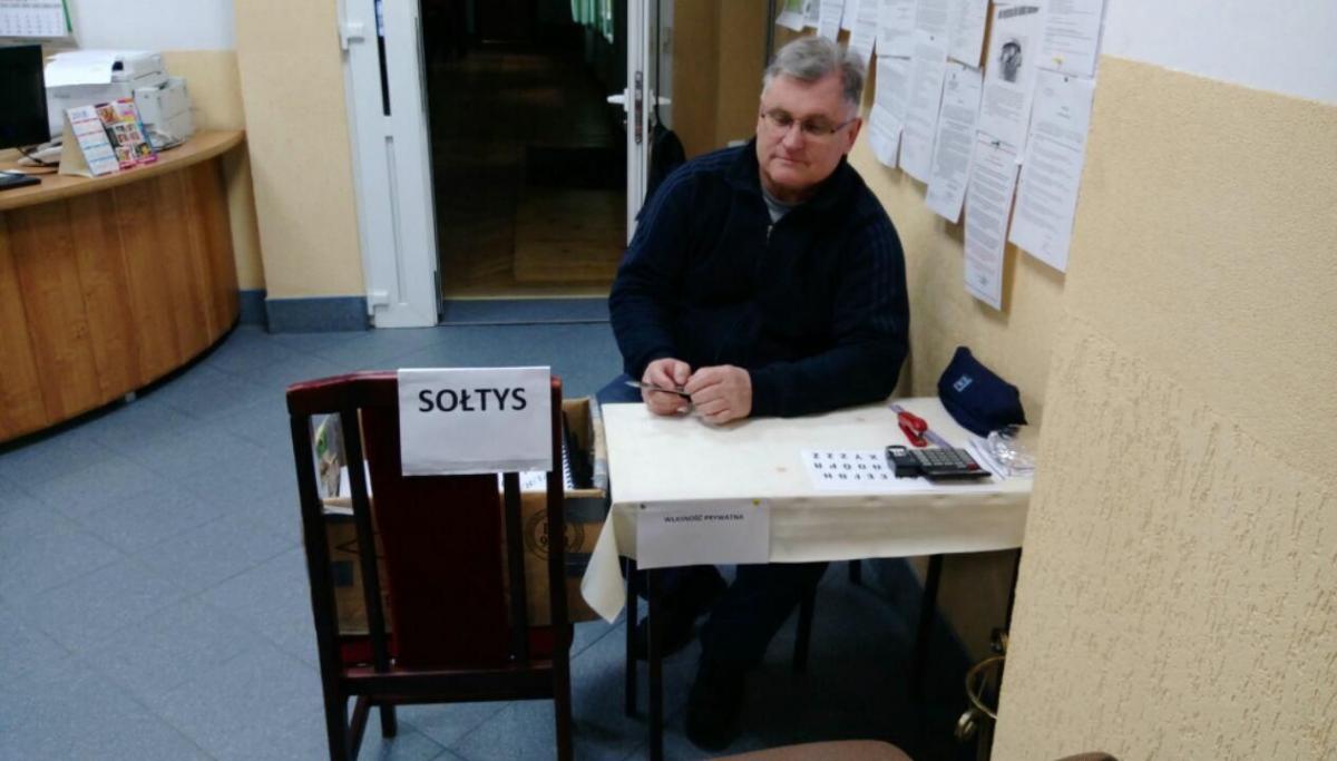 Jak sołtys z wójtem drze koty. Janusz Rabka przyjmuje na korytarzu