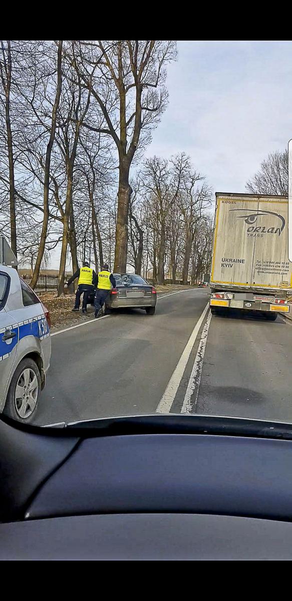 Policjant uciekał przed policją. Prawdopodobnie był pijany