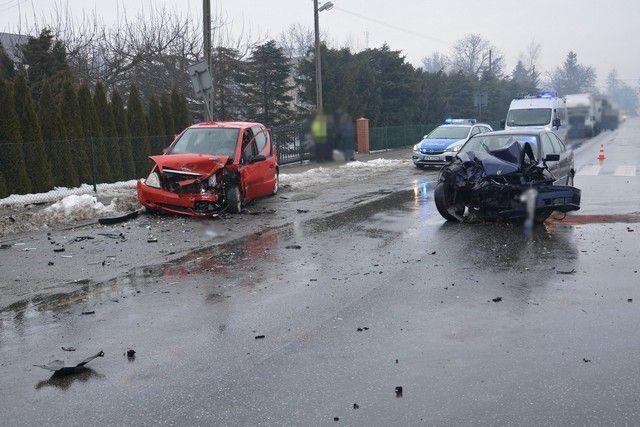 Zderzenia bmw i mercedesa. 30-latka w szpitalu