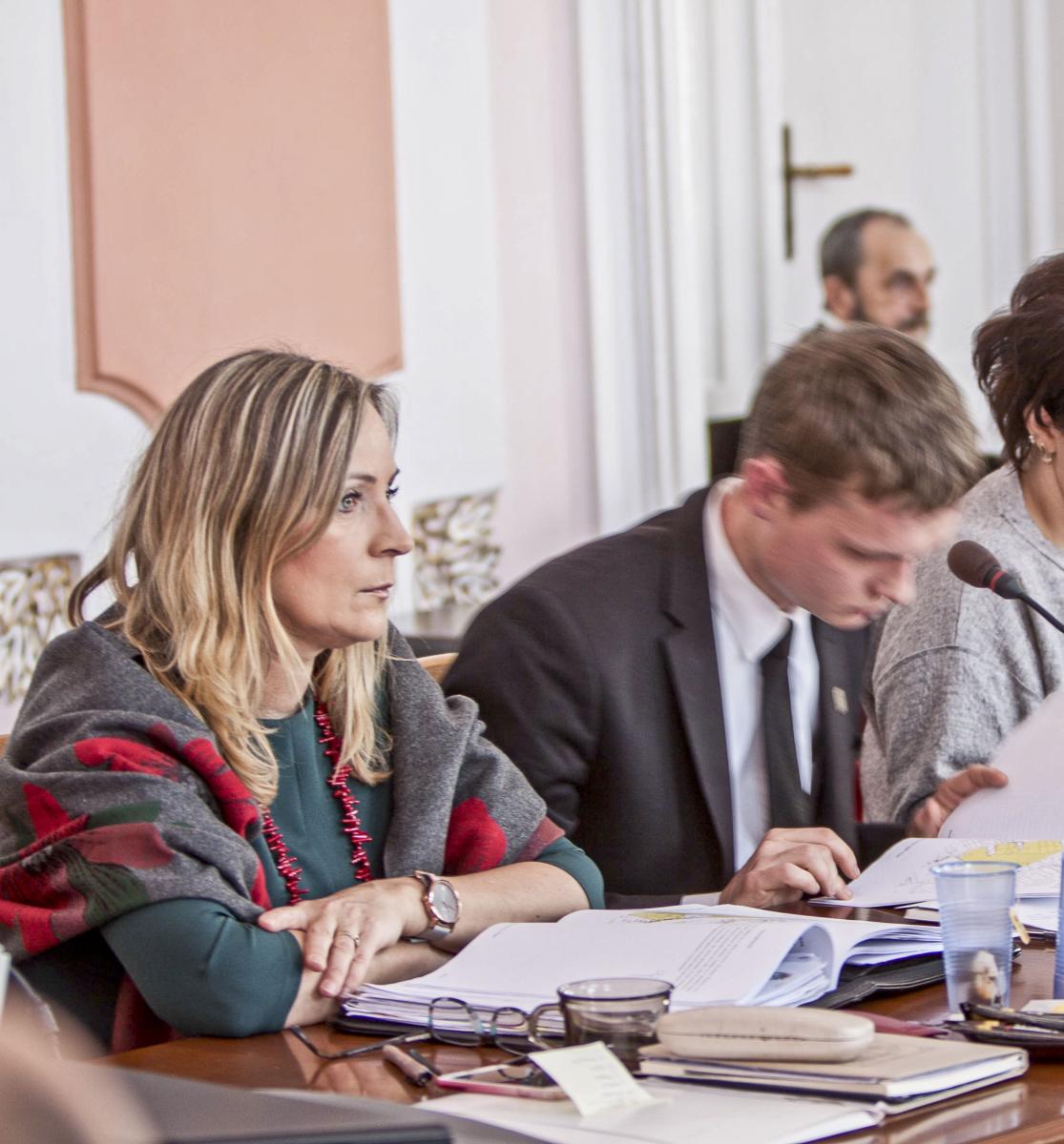 Burza w lampce wina. Czy publiczne pieniądze powinno się wydawać na alkohol?