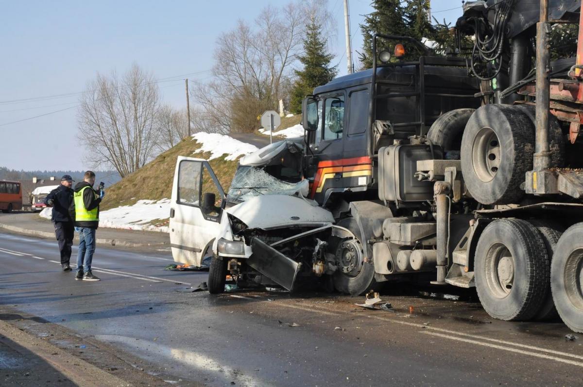 Bus zderzył się z ciężarówką. 2 osoby nie żyją [ZDJĘCIA]