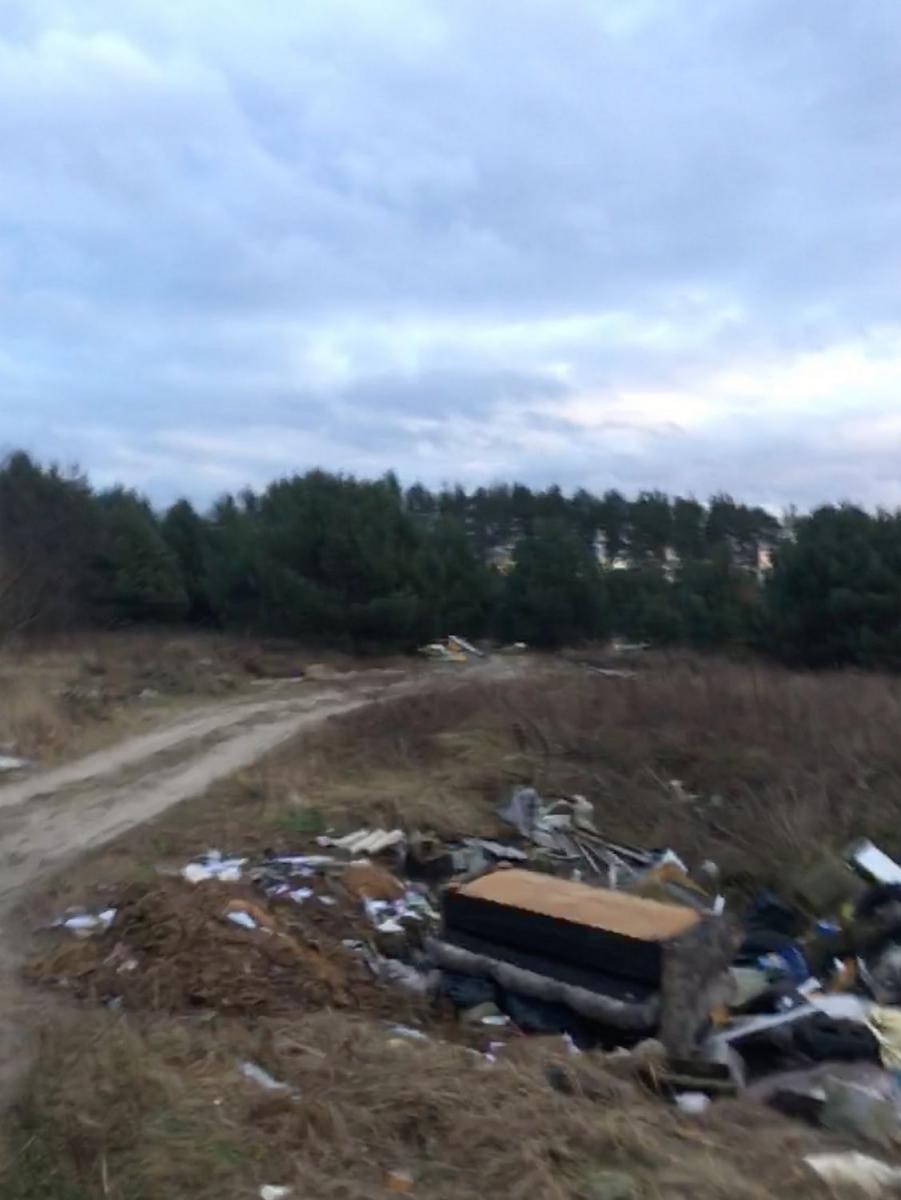 Czy w Radawie rośnie hałda odpadów składowana na dzikim wysypisku? [ZDJĘCIA]