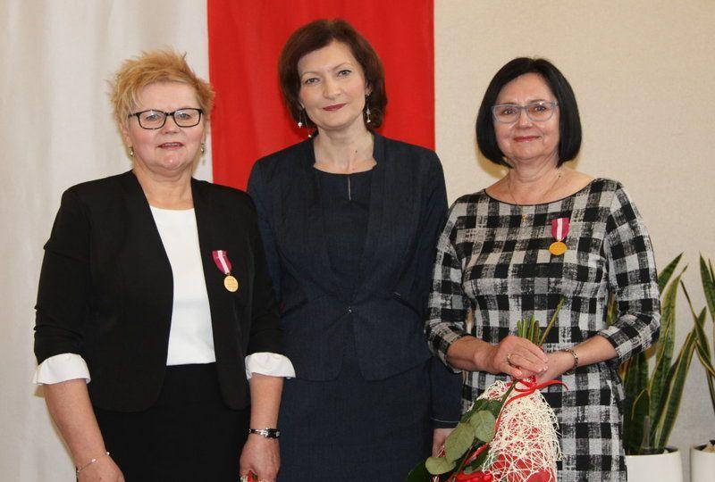 Urzędniczki nagrodzone medalami