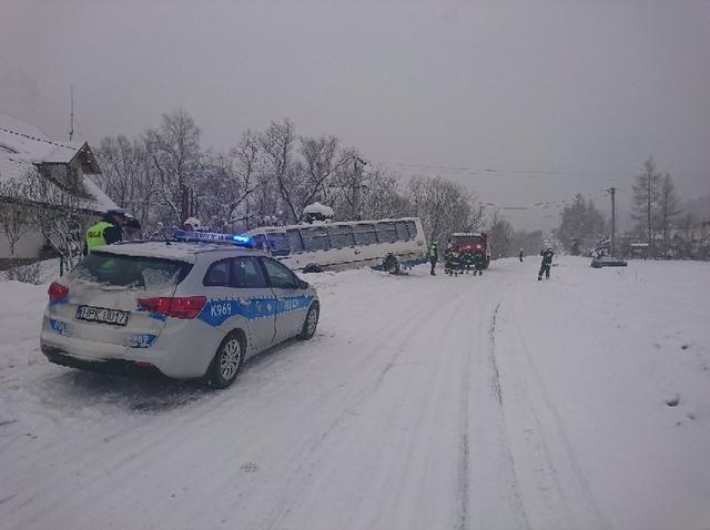 Uwaga, ślisko na drogach! Autobus z uczniami wjechał do rowu