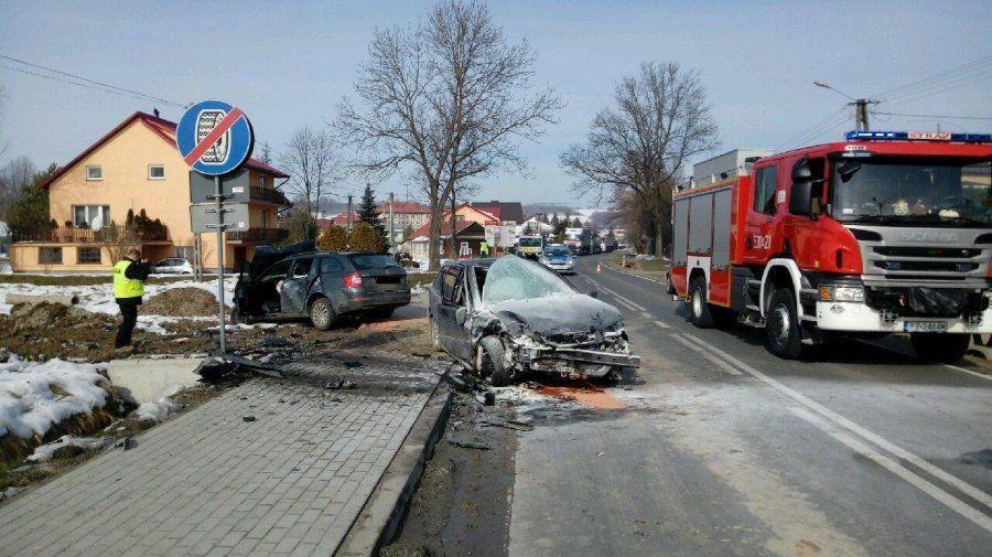 Zderzenie volvo ze skodą. Dwóch rannych