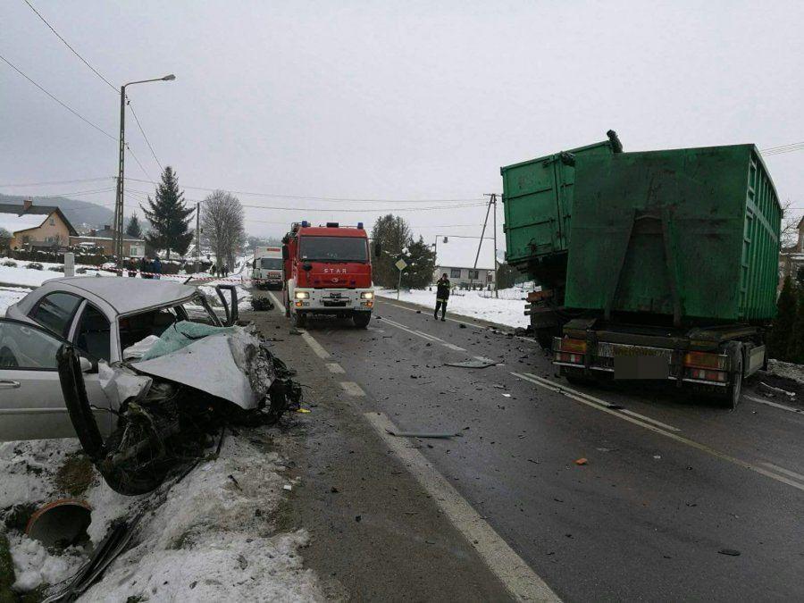 Groźnie wyglądający wypadek. Zderzenie chevroleta z ciężarówką [ZDJĘCIA]