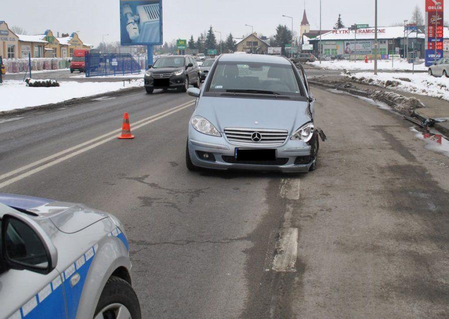 Mercedes uderzył w dwie ciężarówki [ZDJĘCIA]