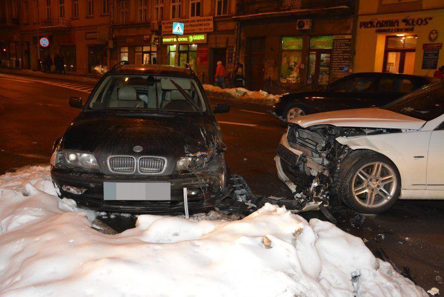 Zderzenie bmw i mercedesa na skrzyżowaniu przy Placu na Bramie