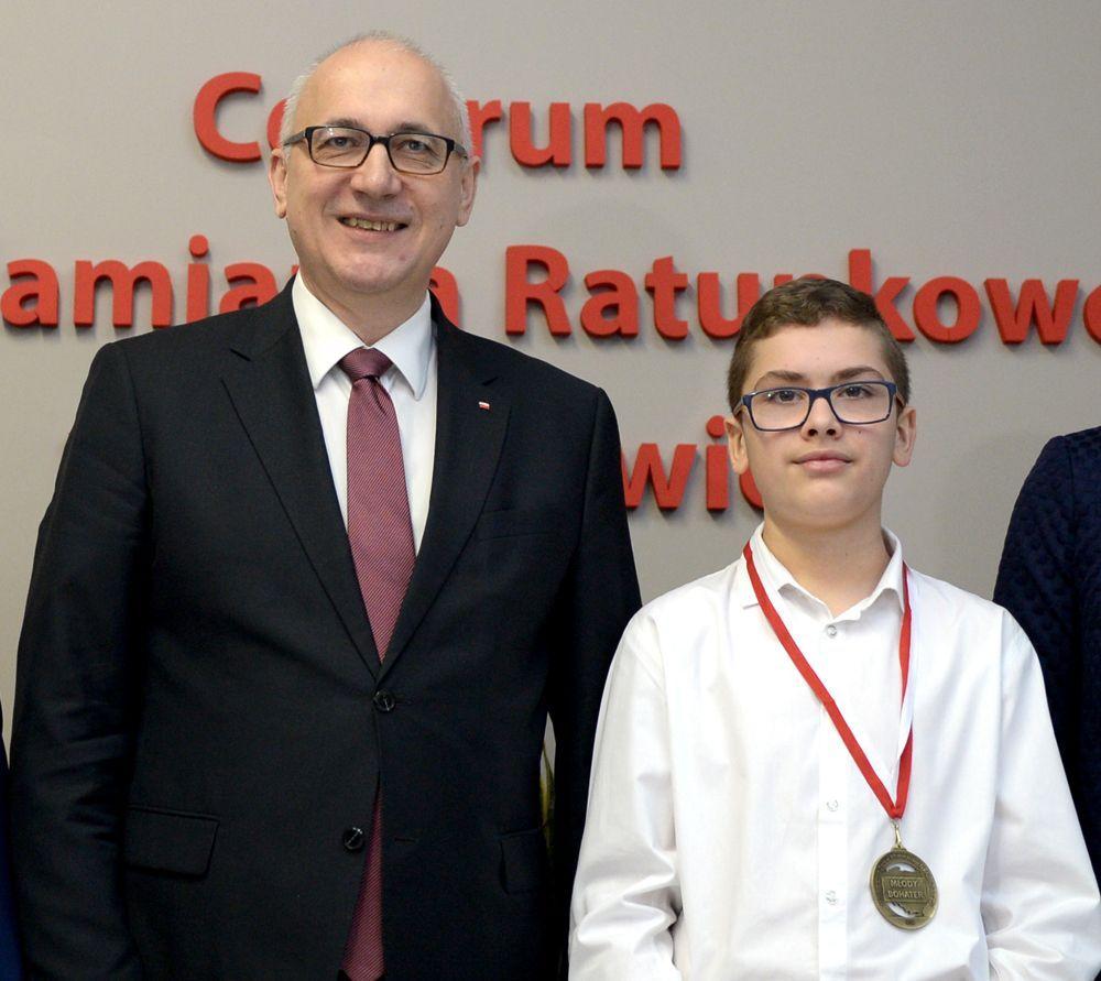 Bartek odebrał medal z rąk ministra Joachima Brudzińskiego