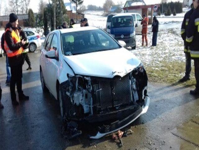 Pociąg uderzył w toyotę. 28-latek stanął zbyt blisko torów