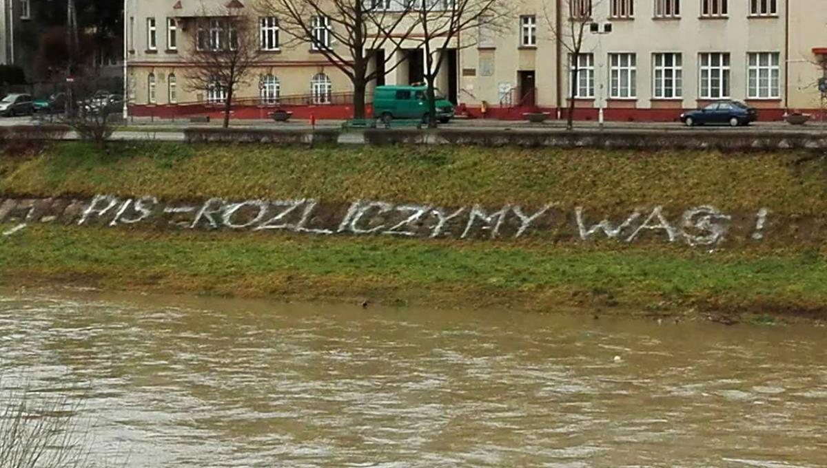 Policja przesłuchuje za happeningi i napis „PiS – rozliczymy was!”