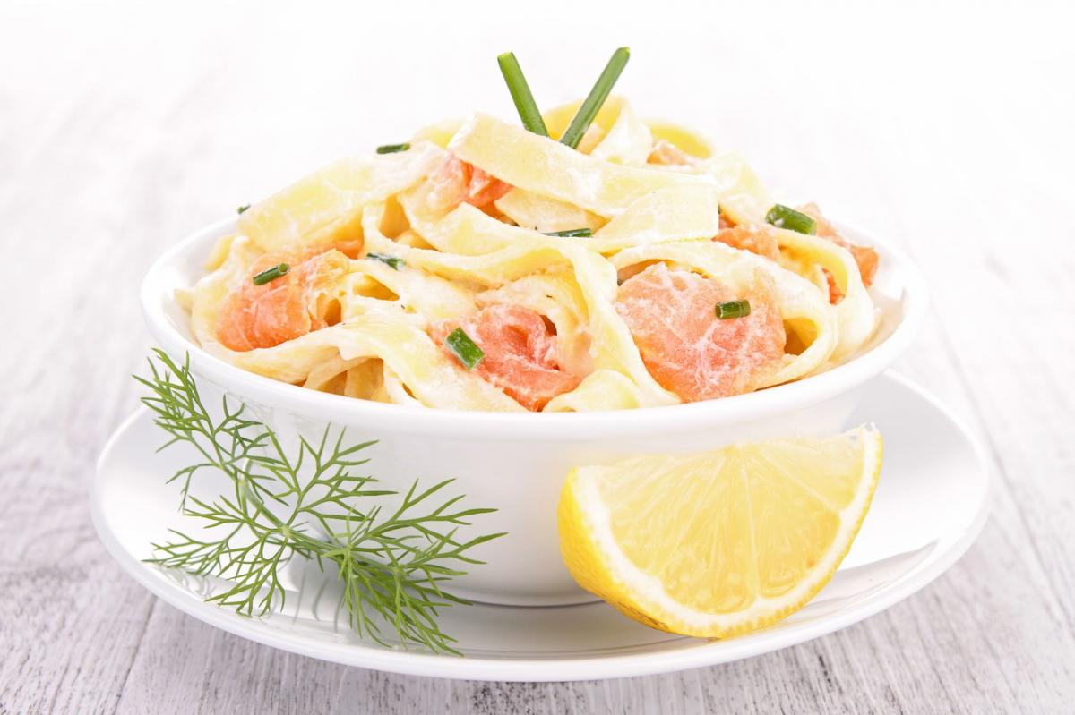 Tagliatelle w sosie śmietanowym z łososiem
