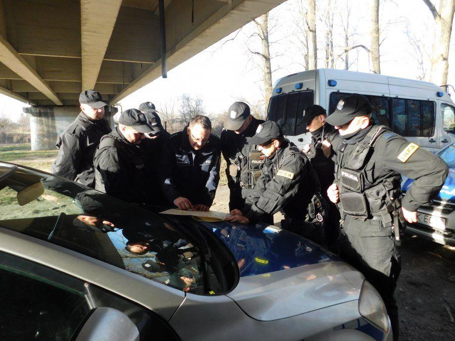 Policjanci i strażacy nad Sanem poszukiwali zaginionej Moniki Marszałek [ZDJĘCIA]