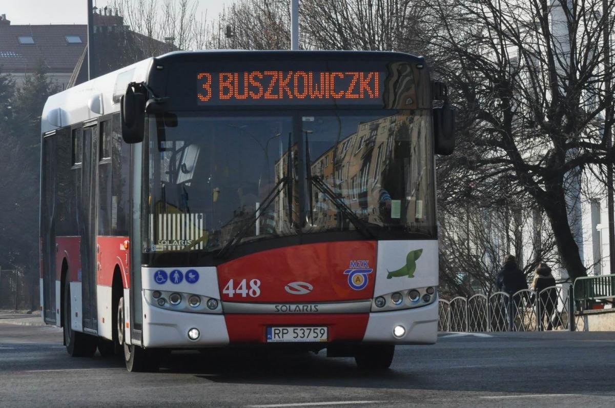 Mniej kursów autobusów, pasażerowie mają problemy z dojazdem