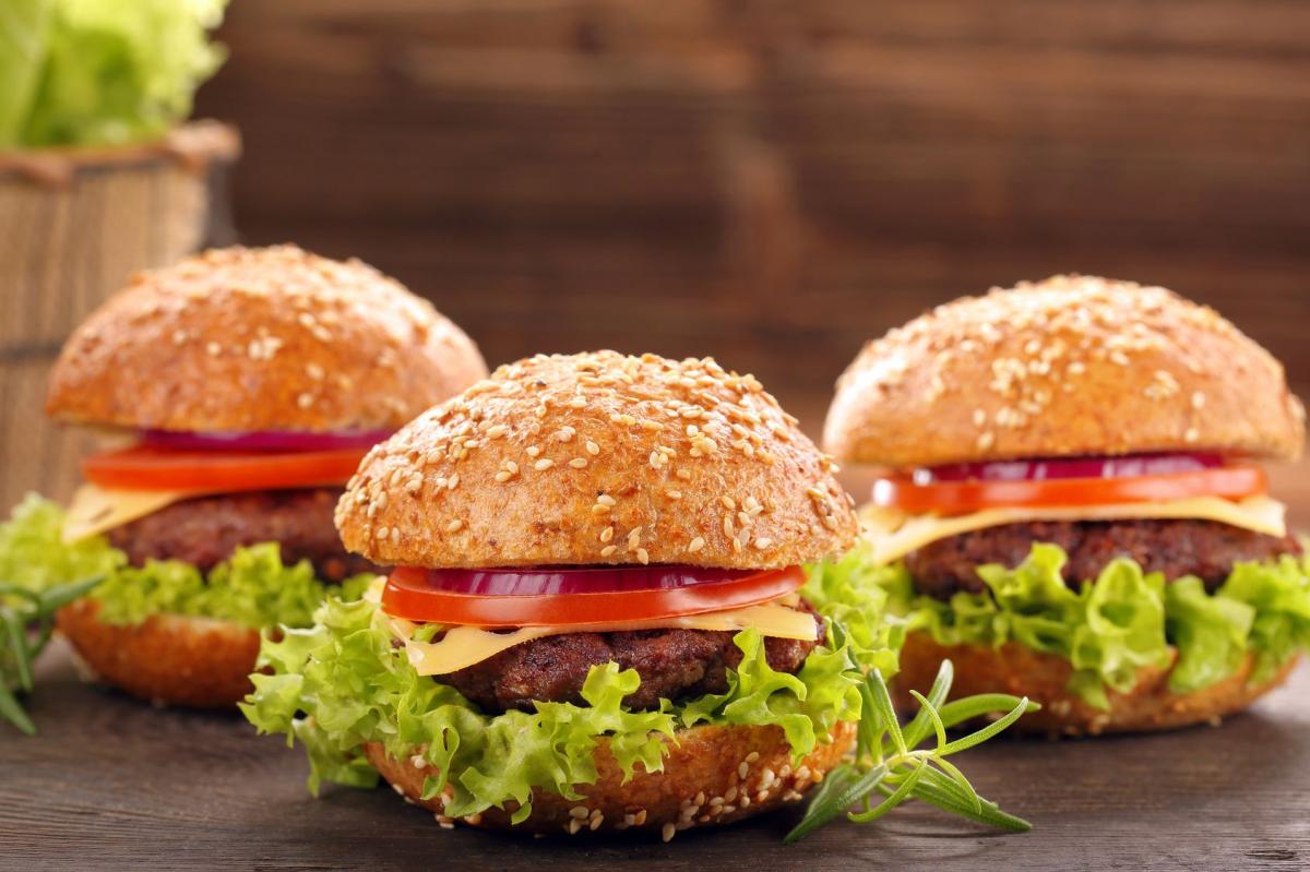 Domowy burger w stylu amerykańskim